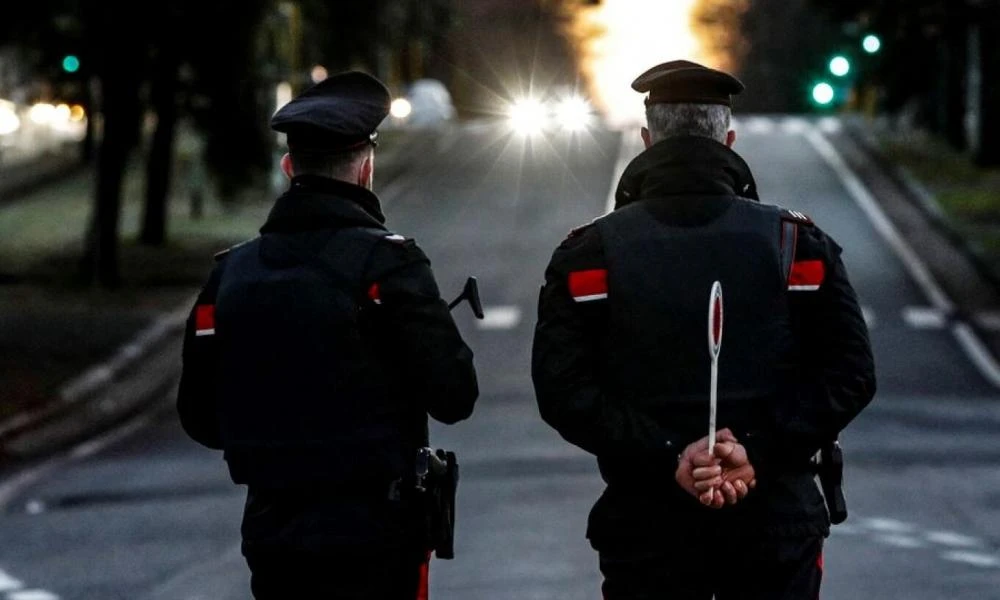 Ιταλία: Πρόστιμα και ποινές για όποιον οδηγεί με το κινητό στο χέρι